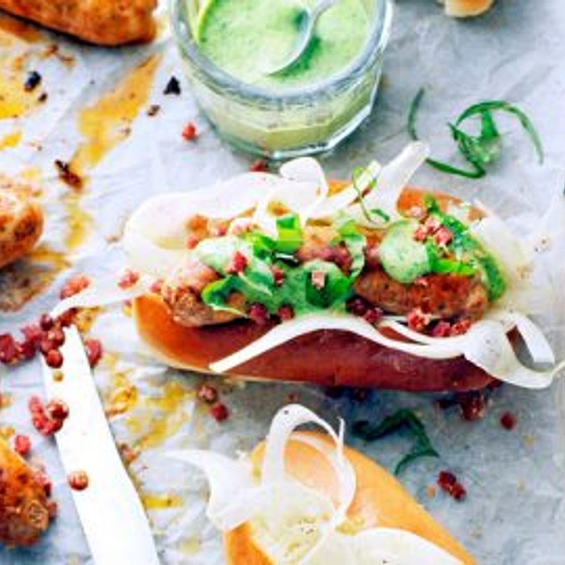 hotdog met venkelsalade, knoflook, basilicum en salamikruim