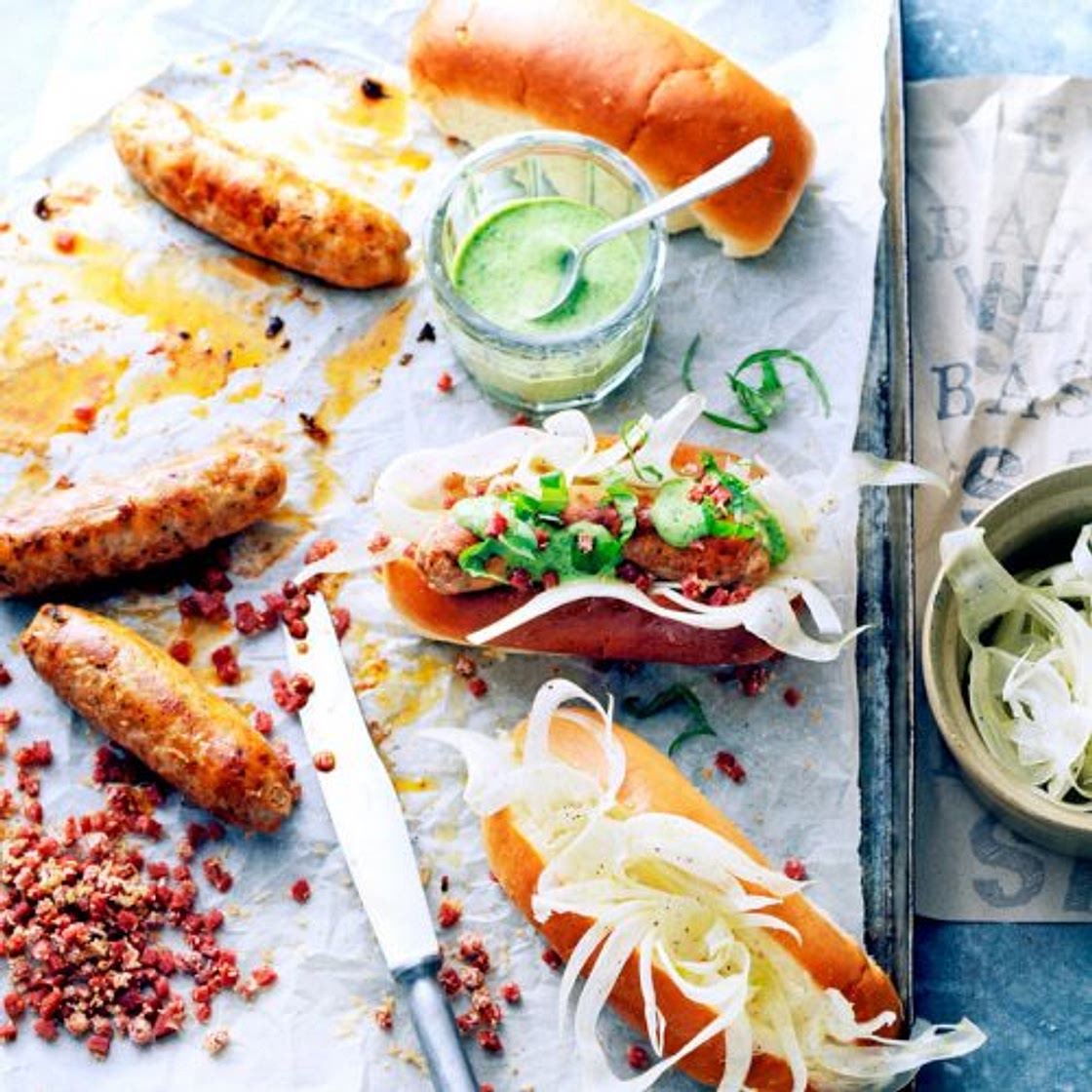 hotdog met venkelsalade, knoflook, basilicum en salamikruim