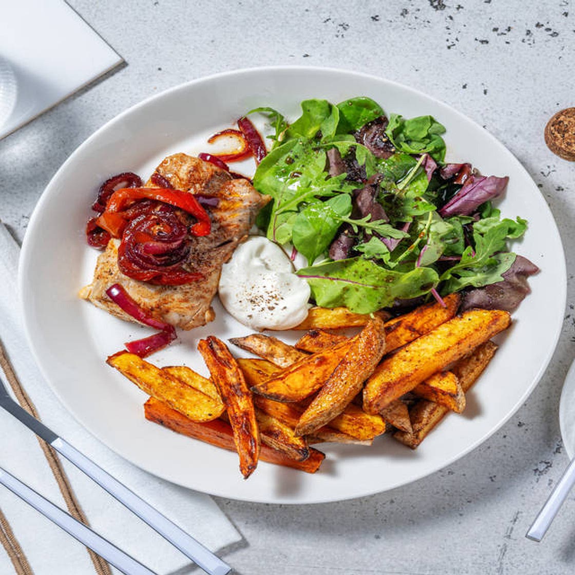 Lieu noir au confit d'oignon & poivrons avec des légumes rôtis & une salade vinaigrée