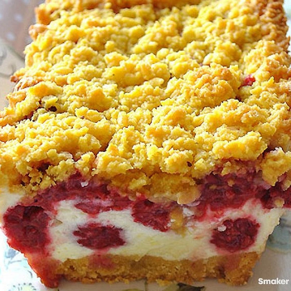 Cake with raspberries, crumble and custard mousse