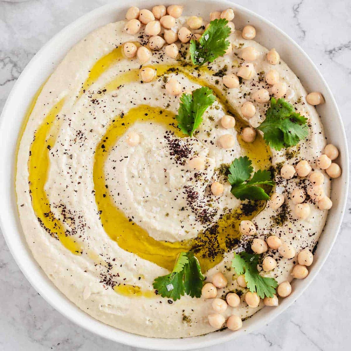 Smooth garlic hummus