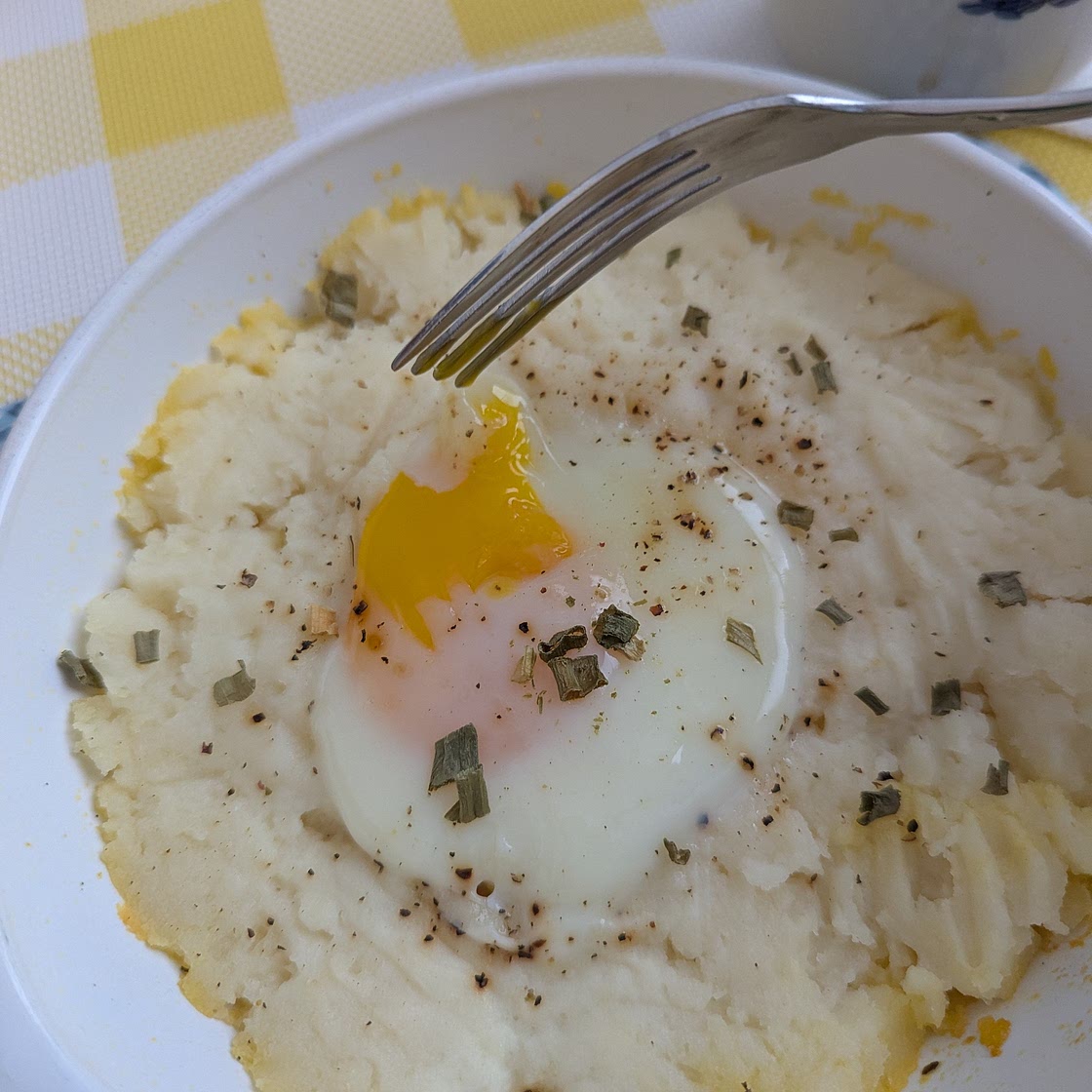 Baked egg in mashed potatoes