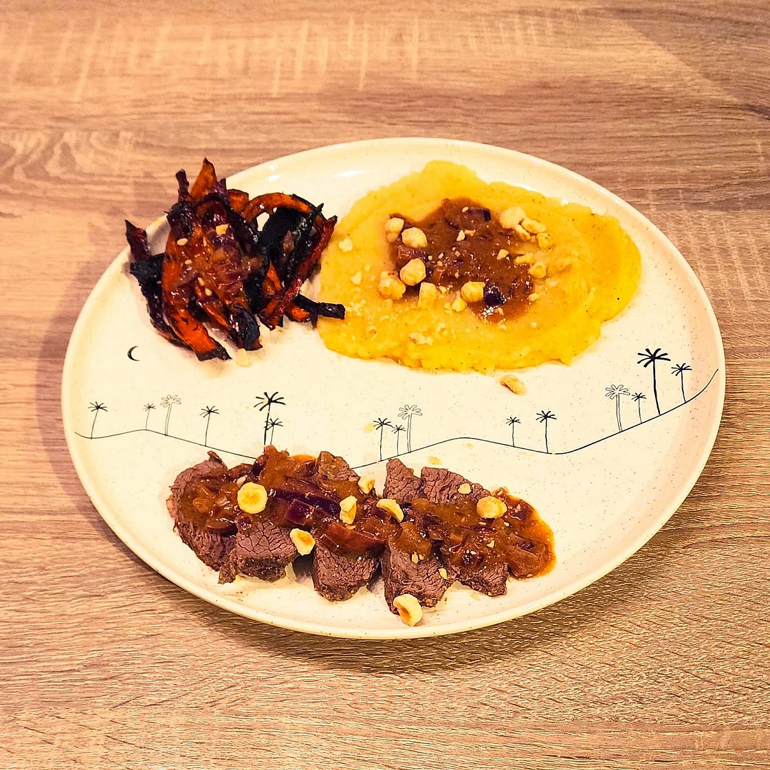 Steak, carottes multicolores rôties et noisettes