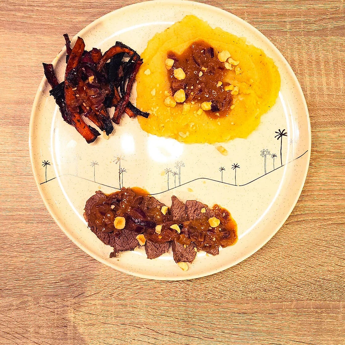 Steak, carottes multicolores rôties et noisettes