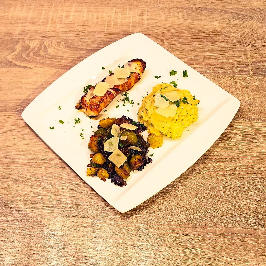 Poulet bardé de lard et choux de Bruxelles rôtis