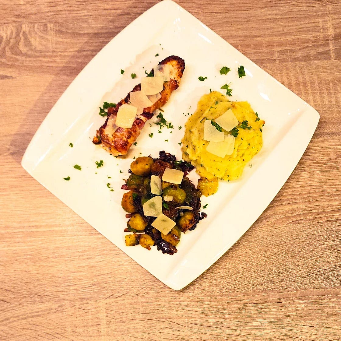 Poulet bardé de lard et choux de Bruxelles rôtis