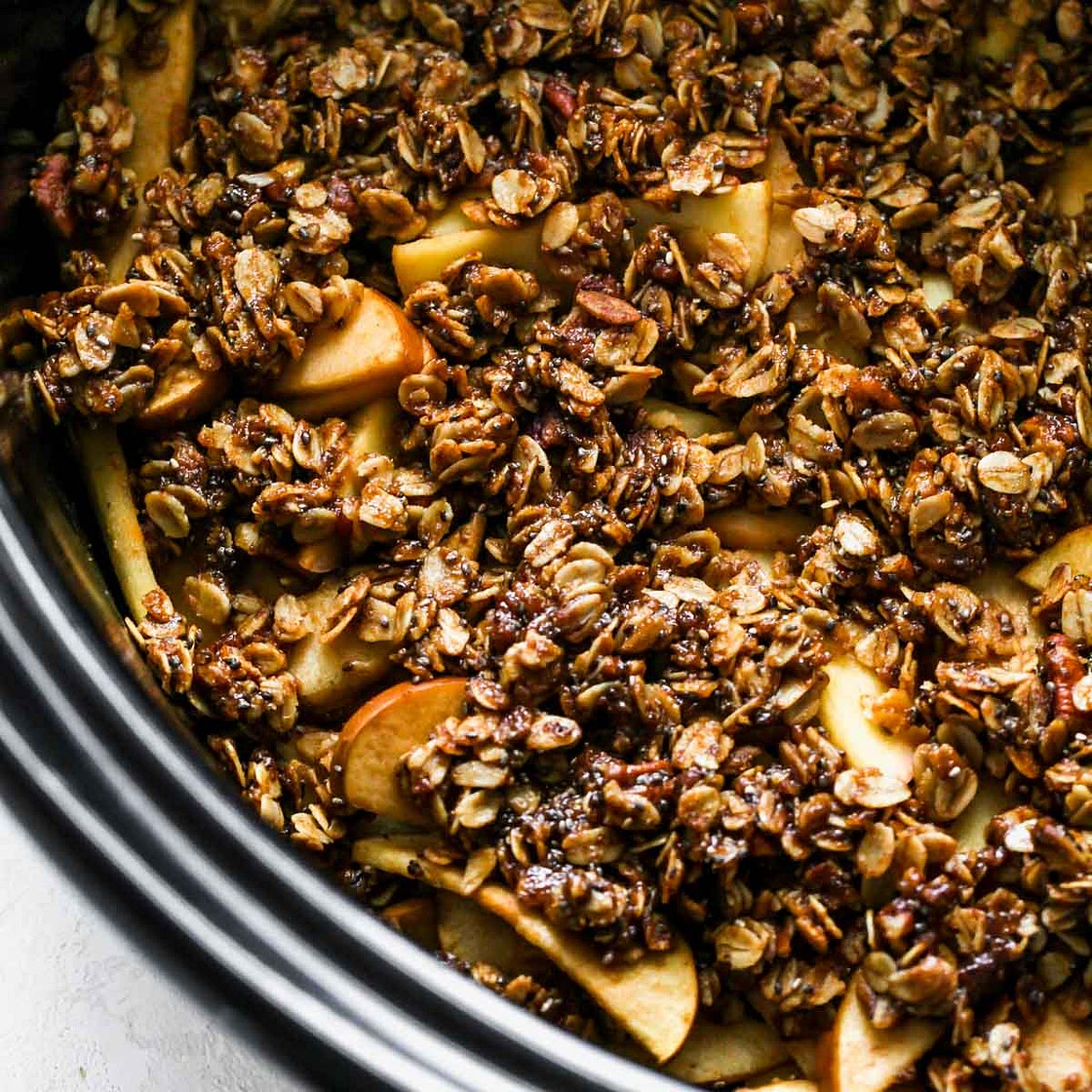 Slow Cooker Gingerbread Apple Pie Crumble