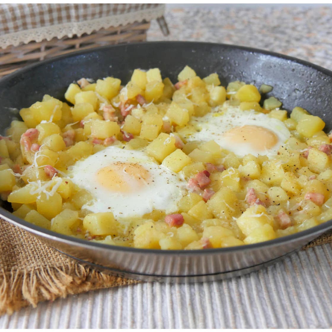 Patate in padella con uova e bacon