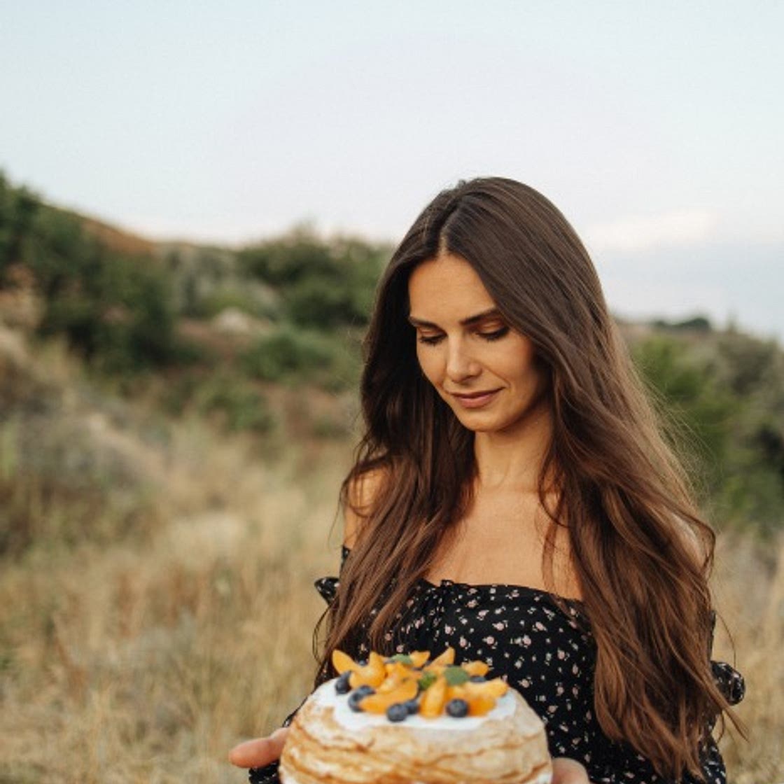 Салат с рукколой, страчателлой и помидорами