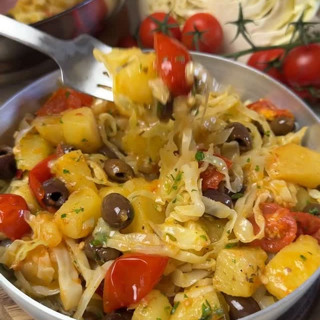 patate olive e cavolo cappuccio si uniscono in un piatto gustoso e colorato