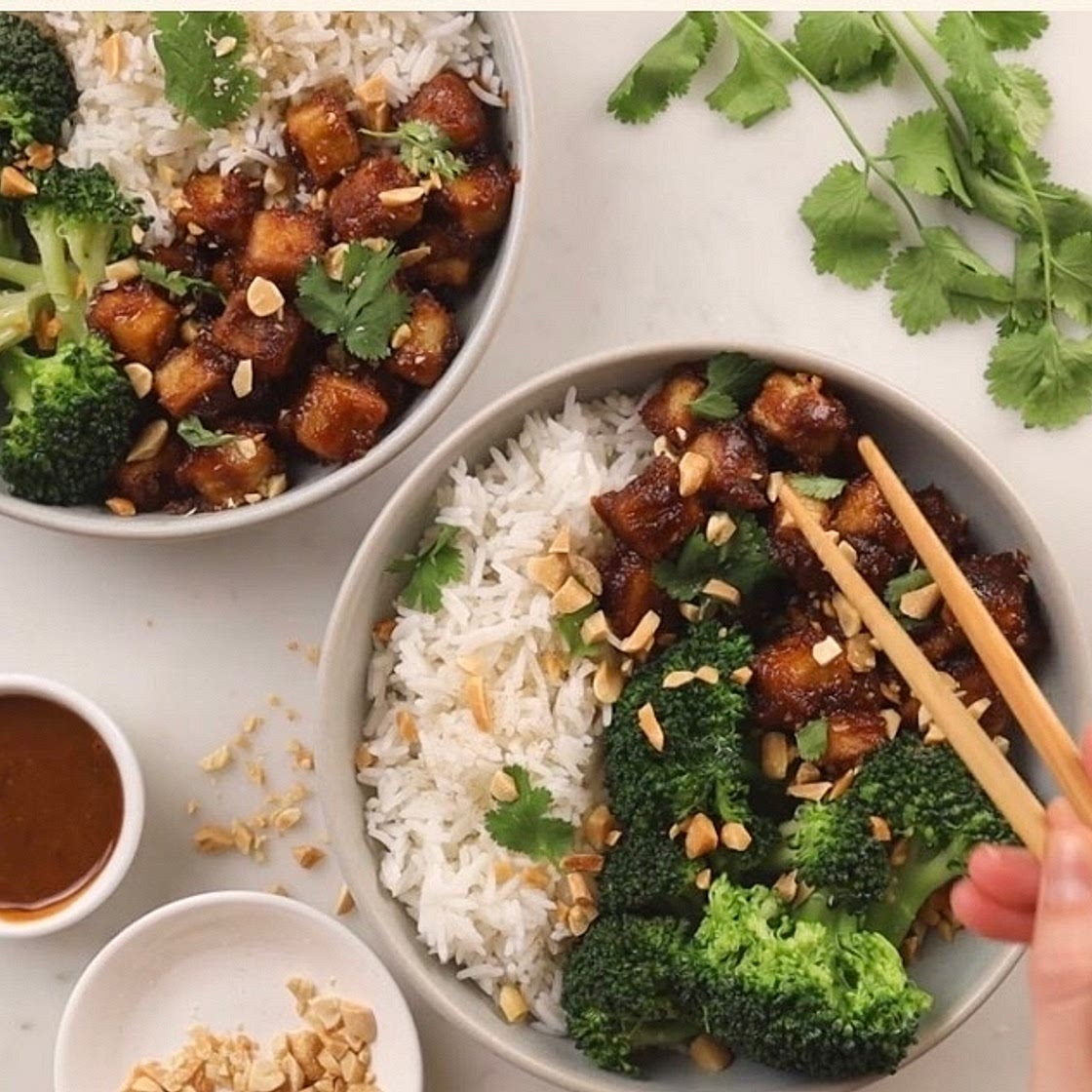 Tofu cacahuètes, riz & brocoli