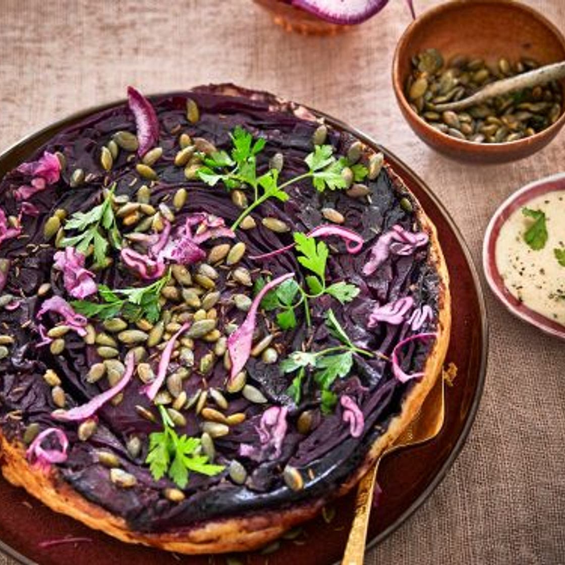 tarte tatin van rodekool met appel-tahinisaus