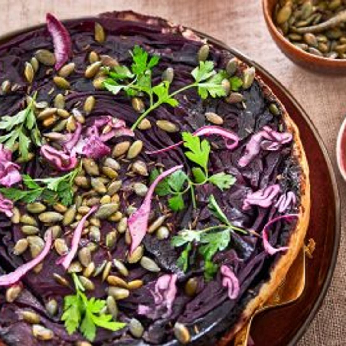 tarte tatin van rodekool met appel-tahinisaus