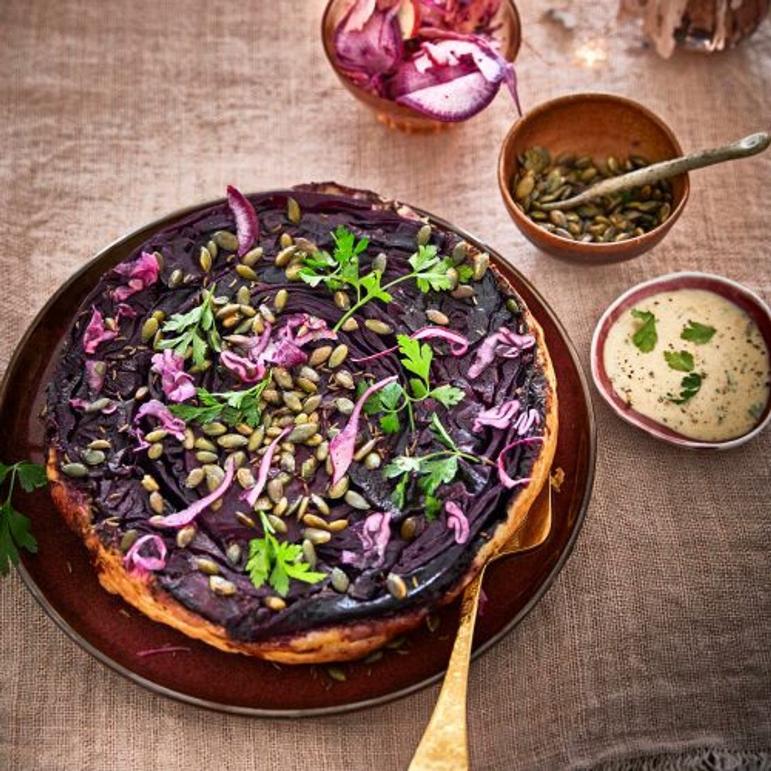 tarte tatin van rodekool met appel-tahinisaus