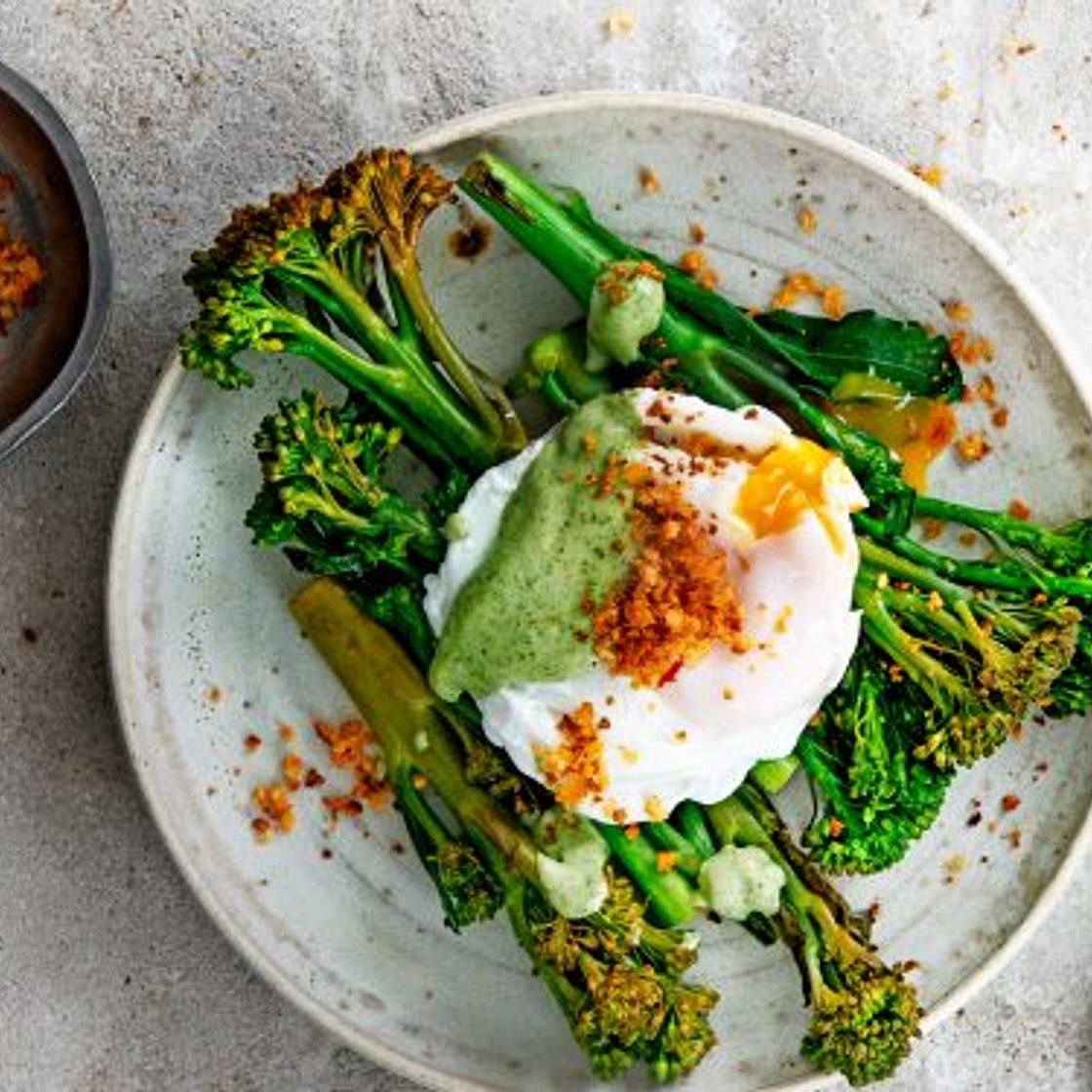 gerookte bimi met gepocheerd ei & harissakruim