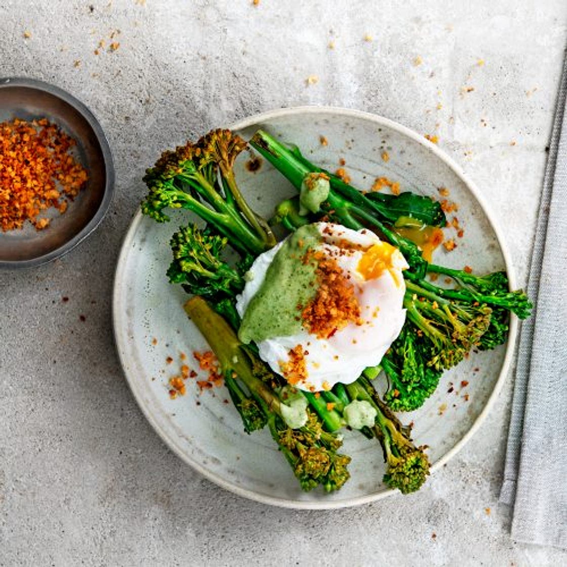 gerookte bimi met gepocheerd ei & harissakruim