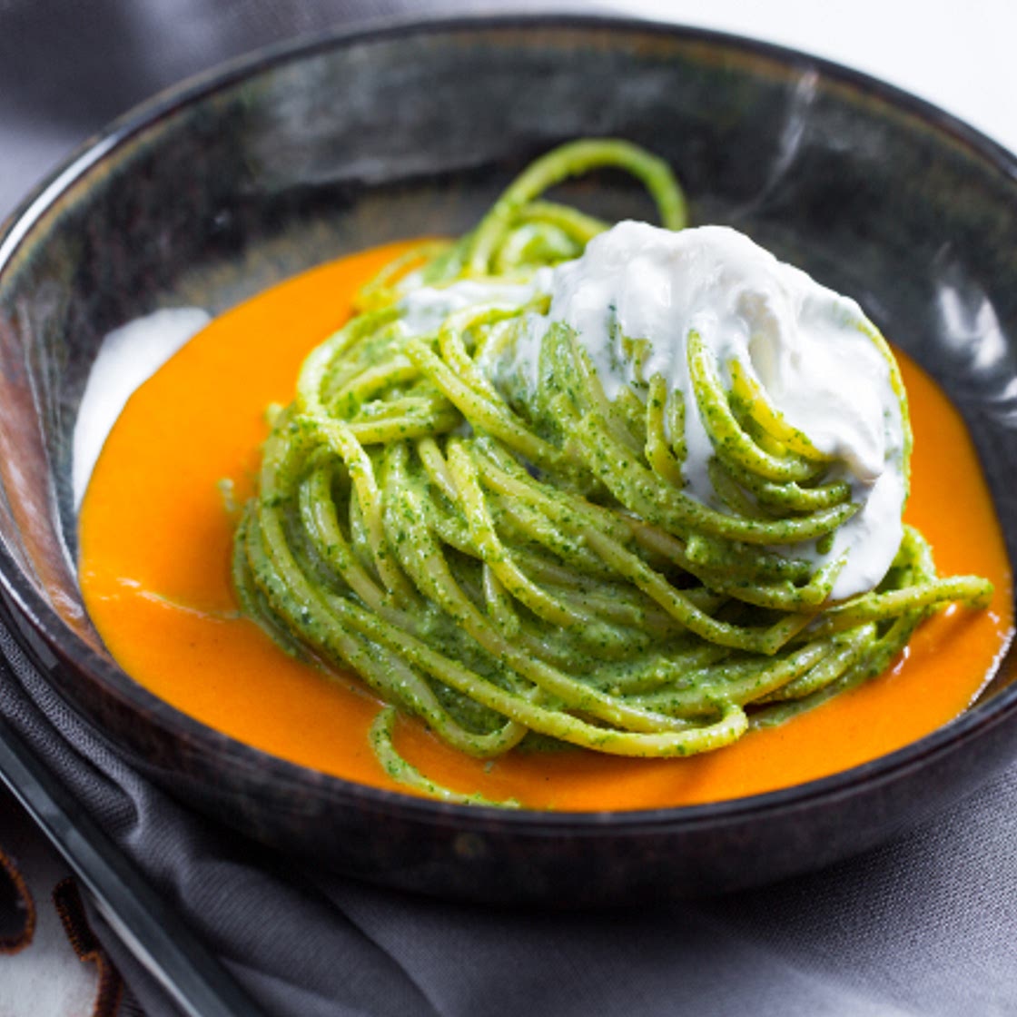 Spaghetti con rucola, peperoni e stracciatella