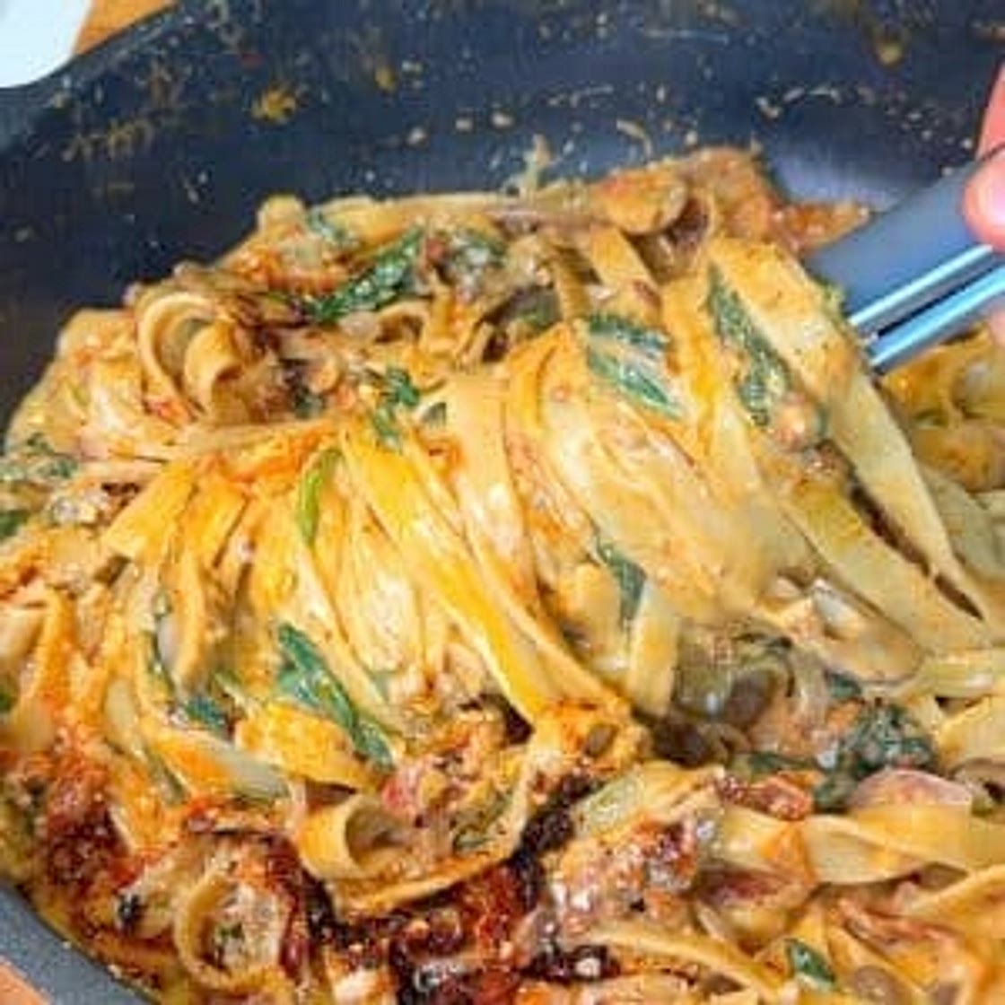 Cremige One-Pot-Pasta mit Pilzen, Spinat & getrockneten Tomaten
