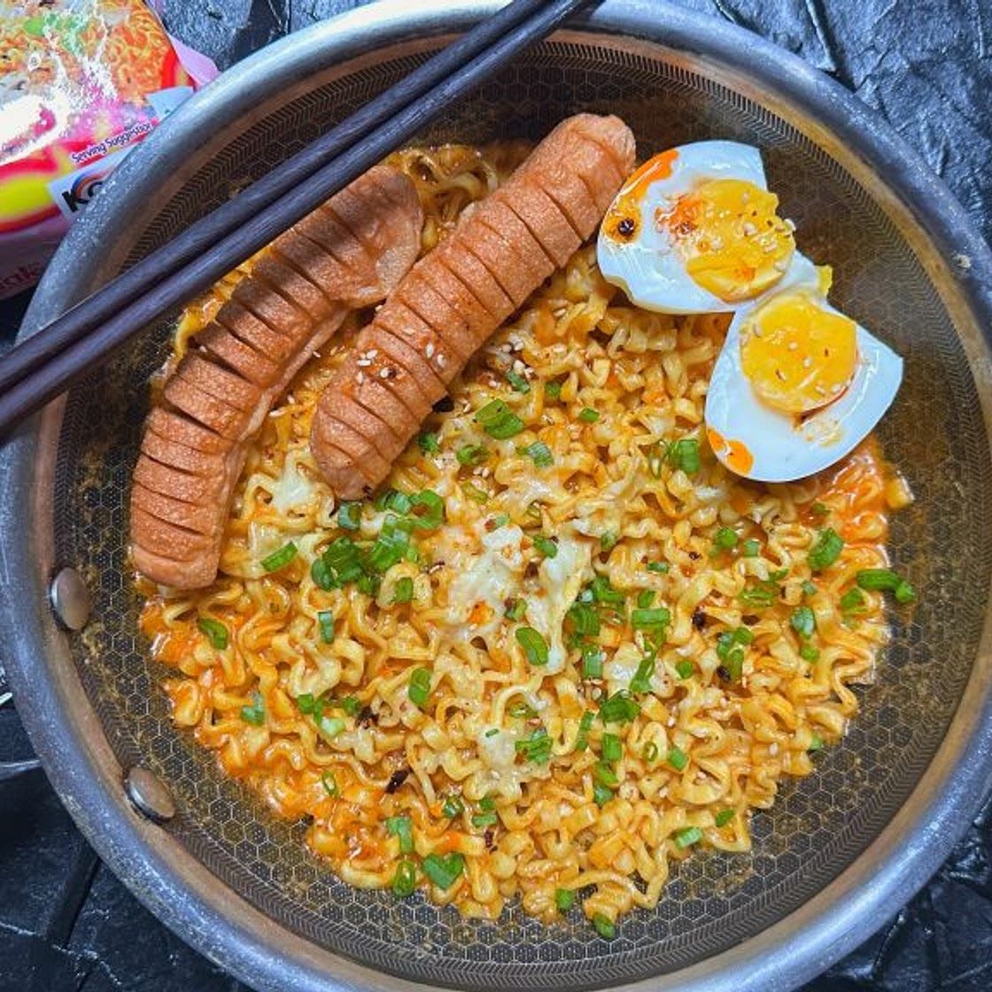 Creamy Spicy Buldak Carbonara (Korean Ramen Noodles)