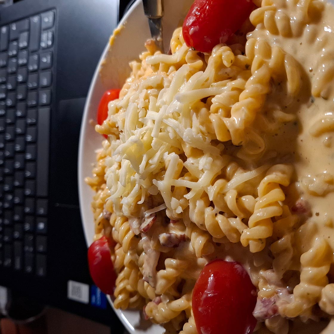 Romige kaassaus bij een instant pasta recept