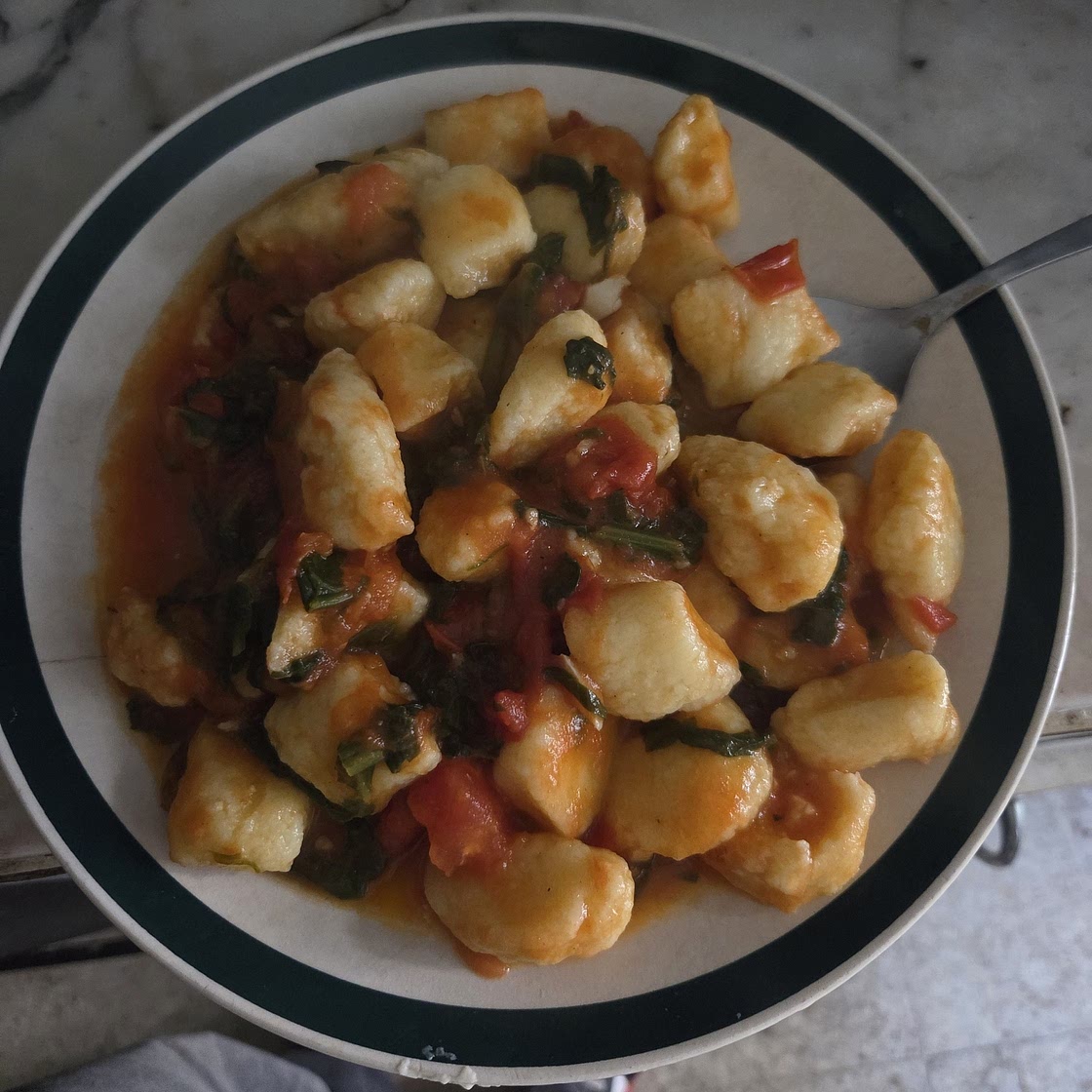 Ñoquis de ricota con salsa de tomate y espinaca