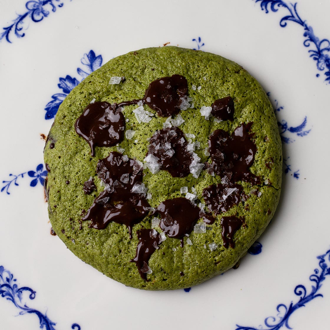 matcha mint chocolate chip cookies (vegan)