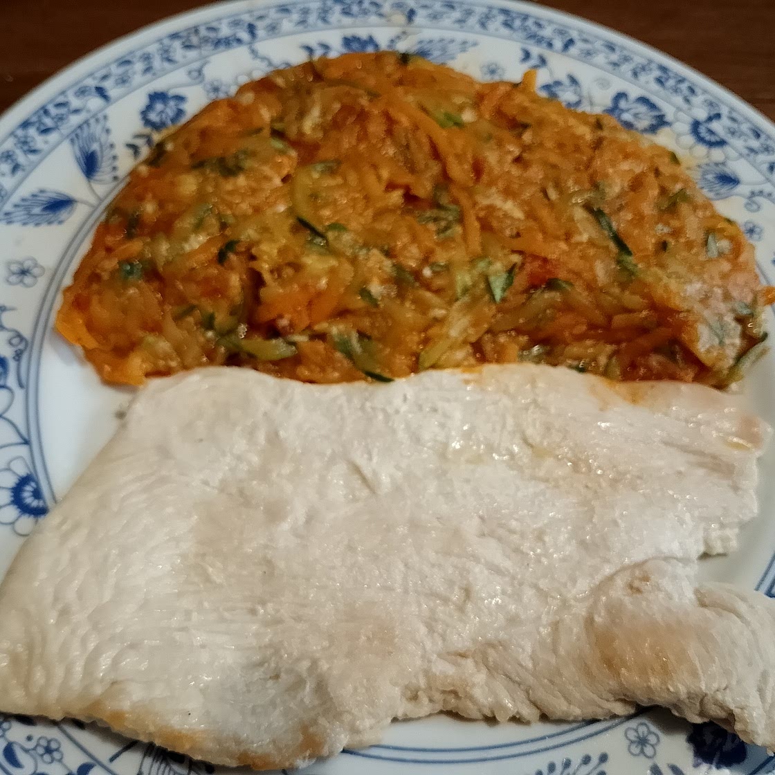 Escalope de poulet, courgettes et carottes à la sauce provencale