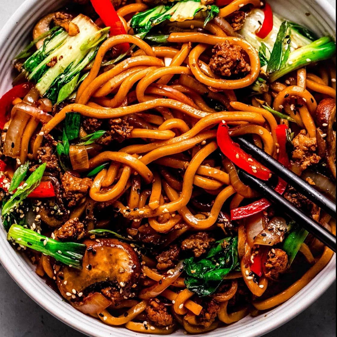 Udon-Pfanne mit Gochujang-Erdnuss-Kokos-Soße