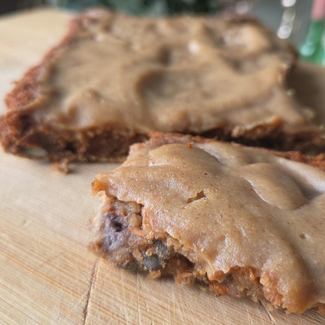 Bananacake with date topping