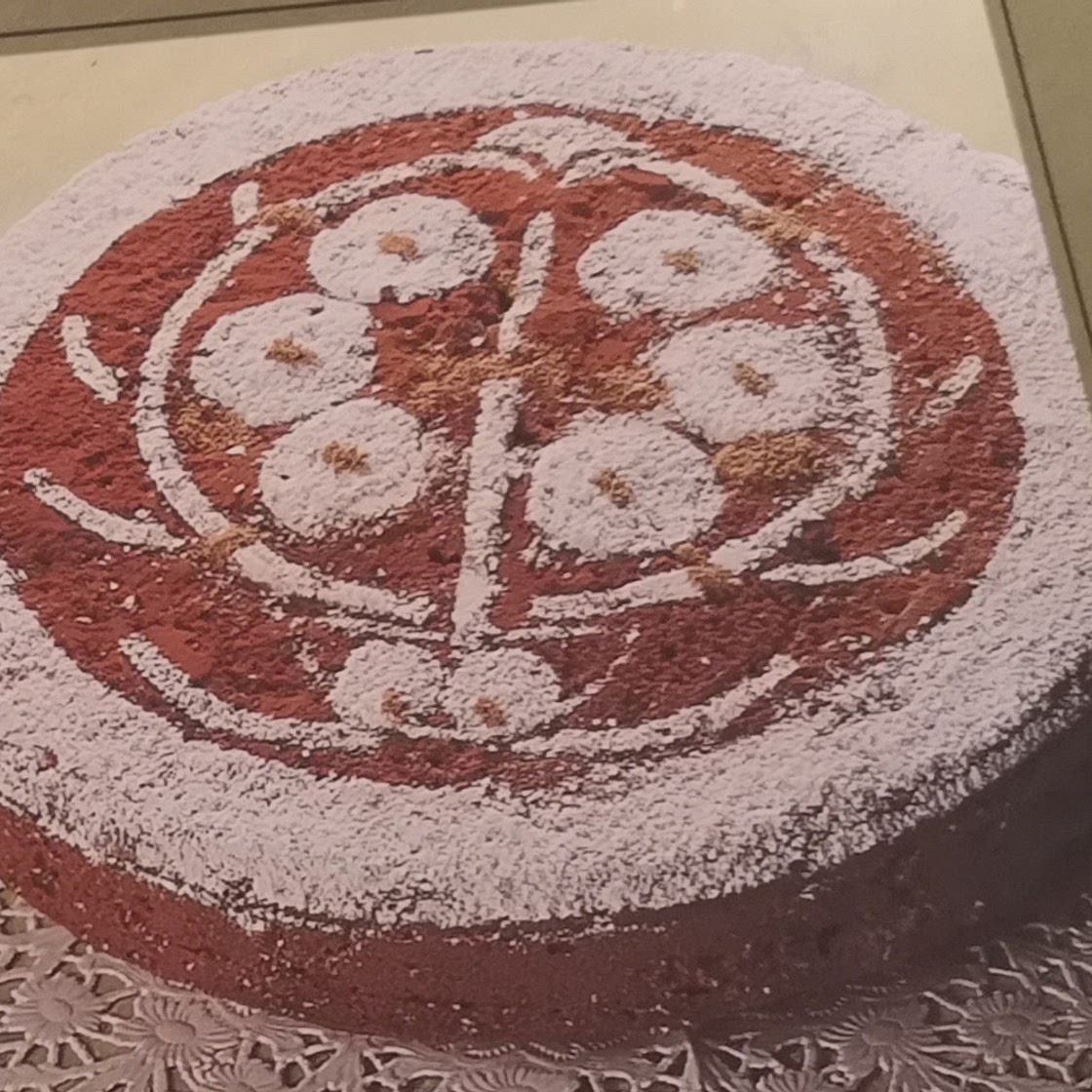 Gedeckter kirschkuchen Zwergen