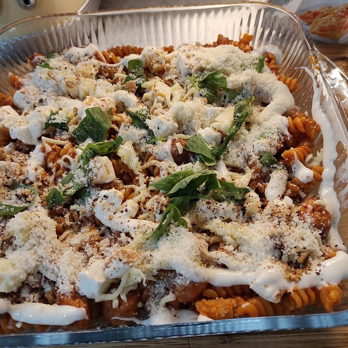 Pasta al forno gratinada con pollo y sobrasada