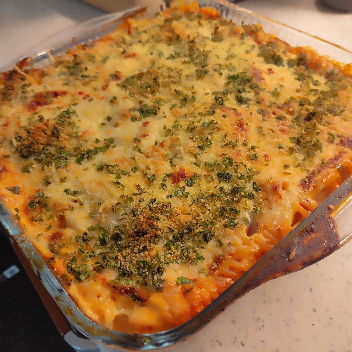 Pasta al forno gratinada con pollo y sobrasada