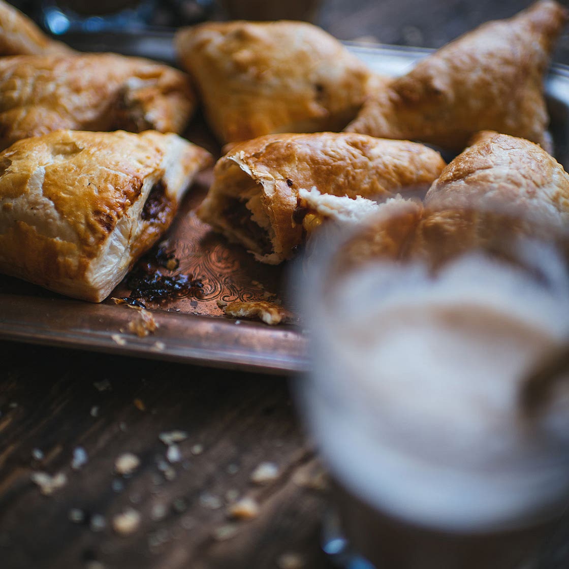 Chaussons à la Caramilk, fleur de sel et poires caramélisées