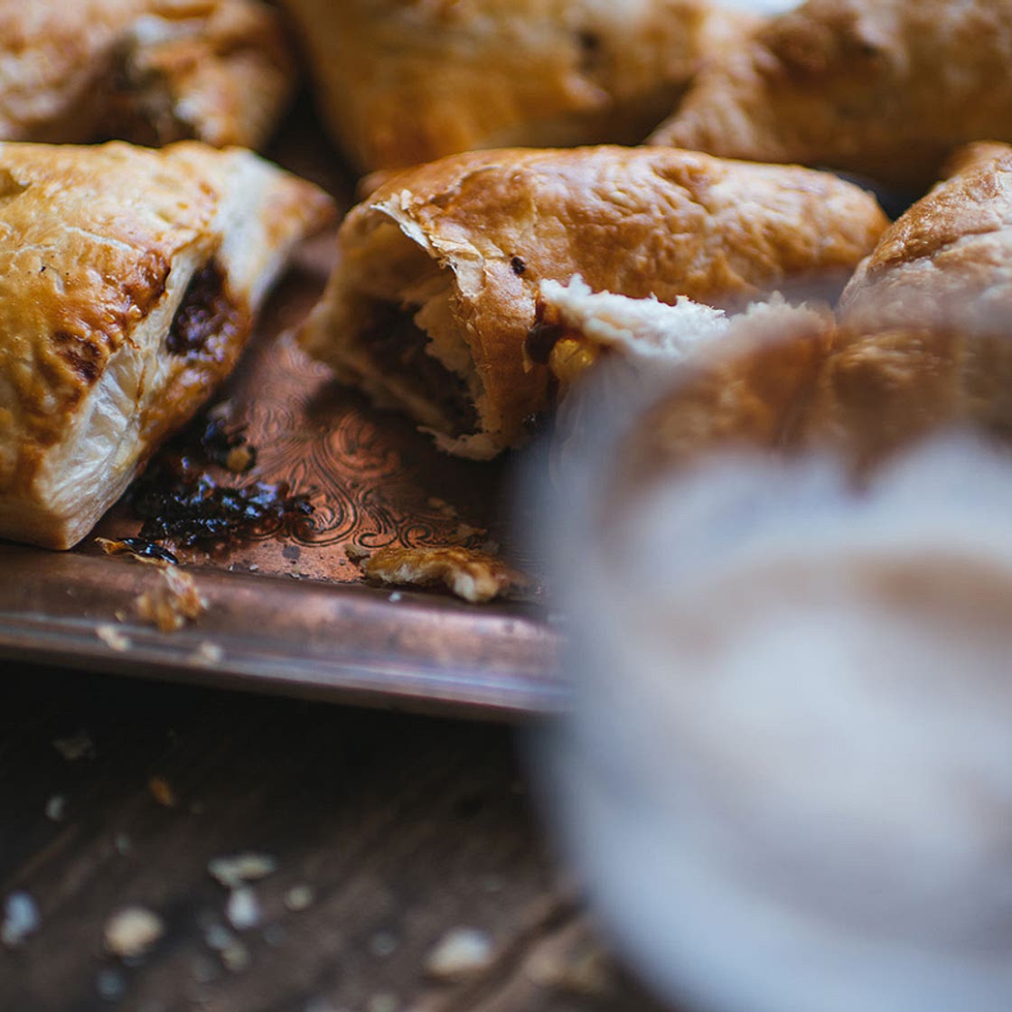 Chaussons à la Caramilk, fleur de sel et poires caramélisées