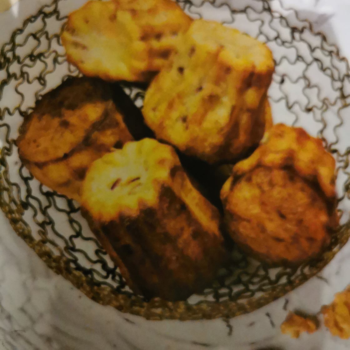 Cannelés à la truite fumée, noix et cramberries séchées