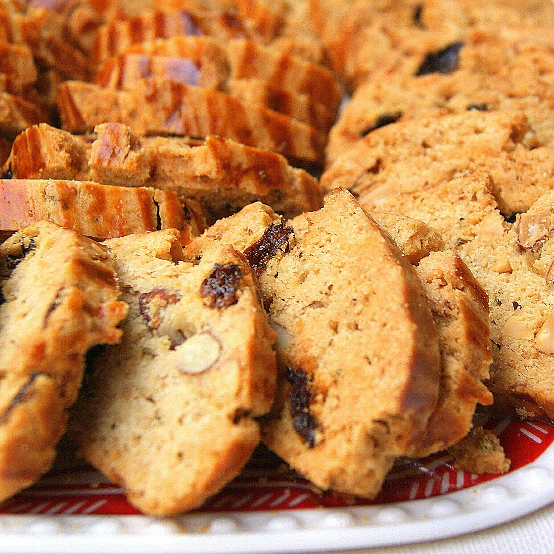 Moroccan Fekkas with Almonds and Raisins - Fekkas Msseoues