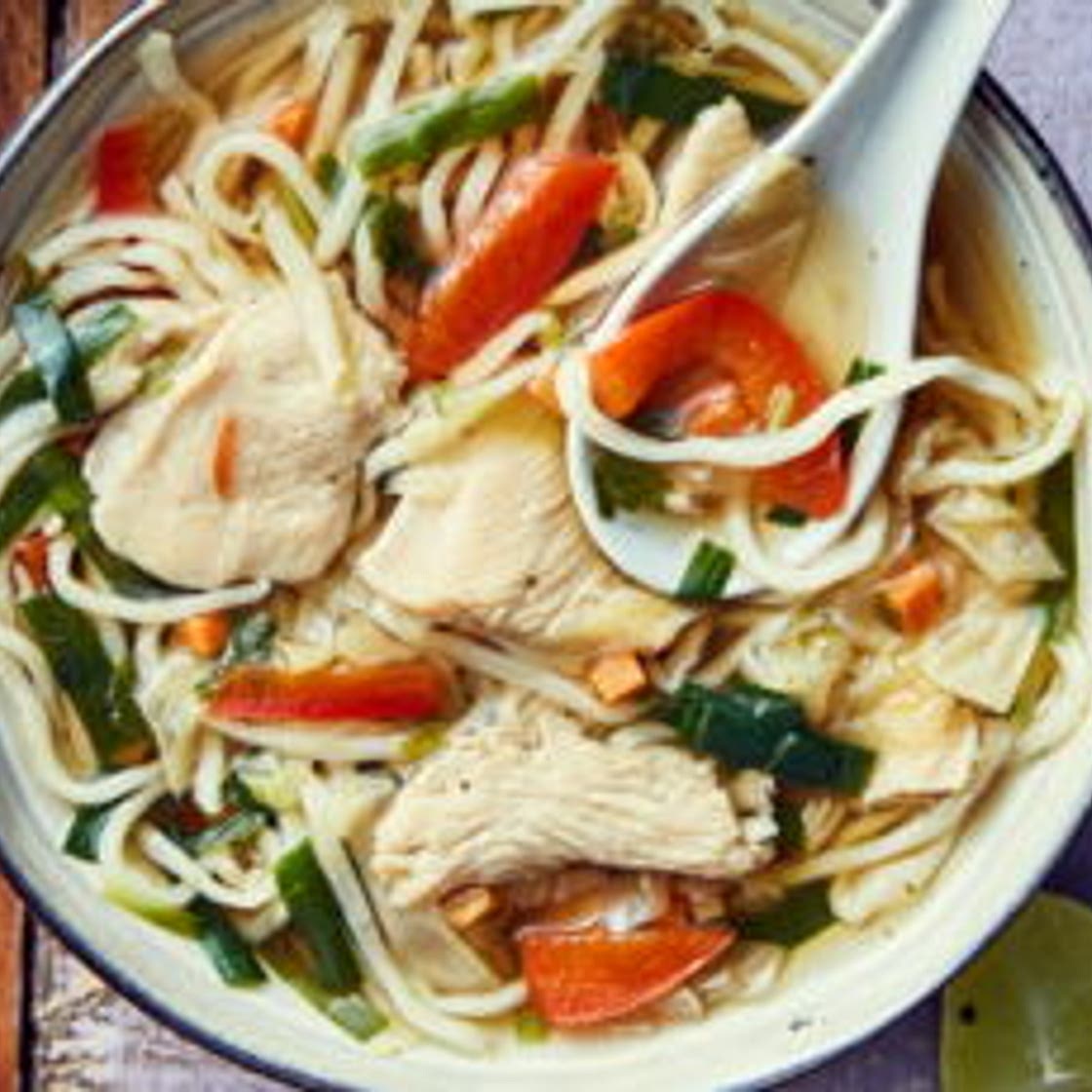 Soupe asiatique au poulet et aux légumes