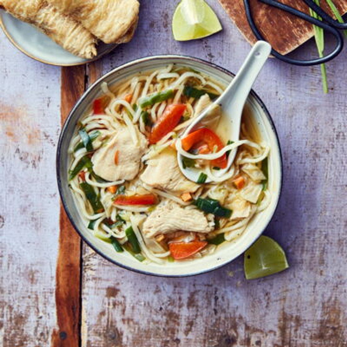 Soupe asiatique au poulet et aux légumes