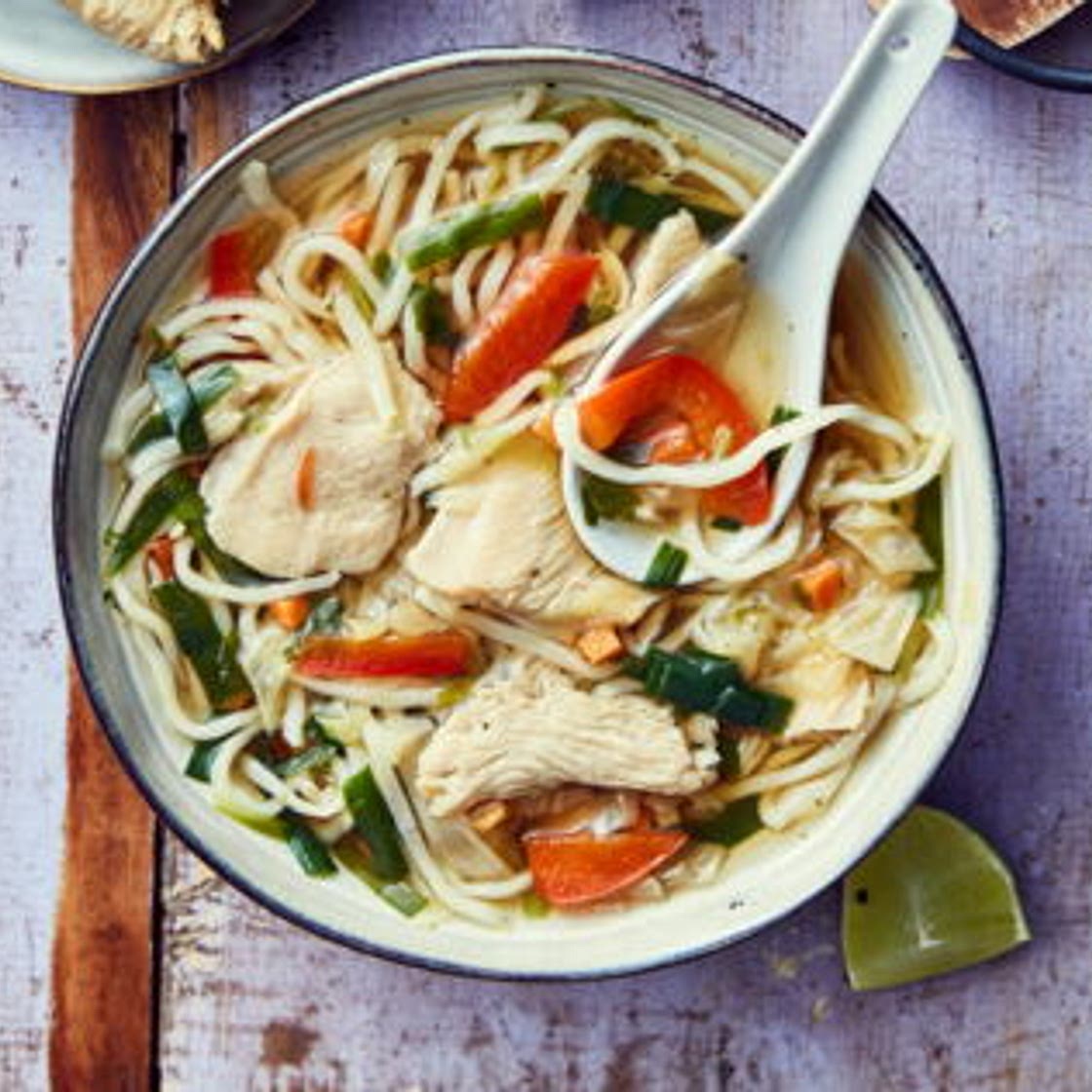 Soupe asiatique au poulet et aux légumes