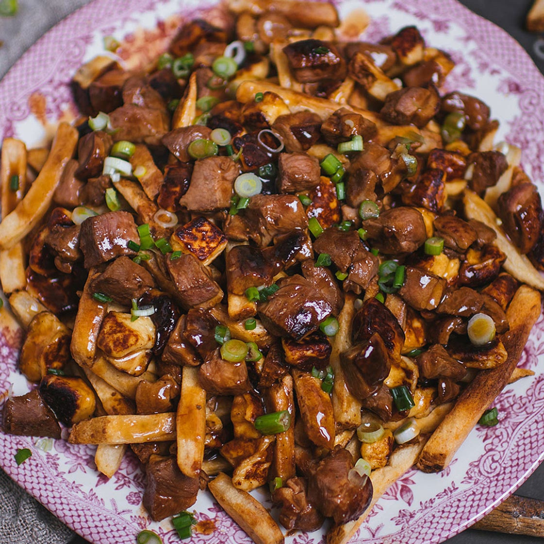 Poutine à la poitrine de canard BBQ et au fromage haloumi