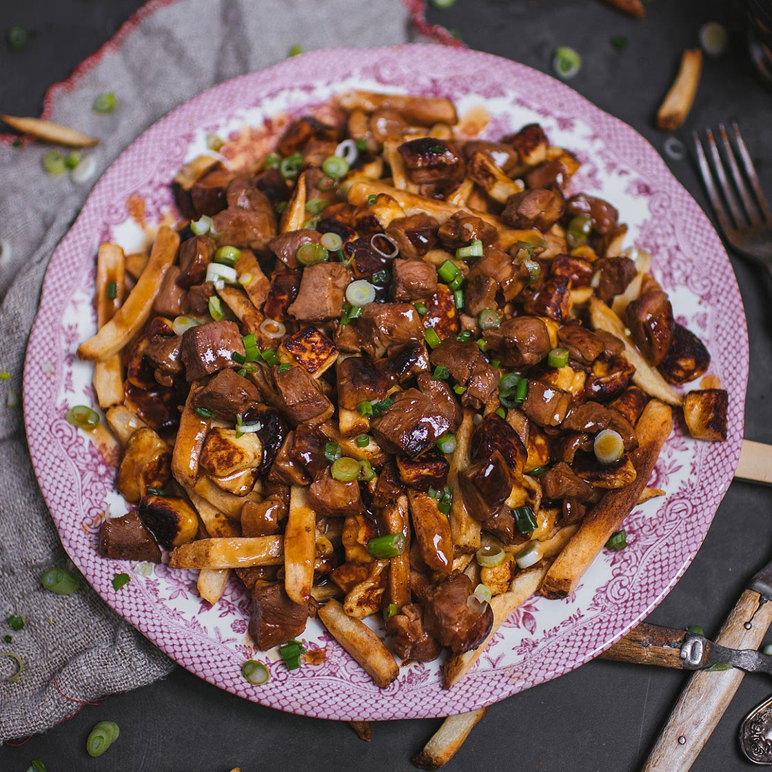 Poutine à la poitrine de canard BBQ et au fromage haloumi