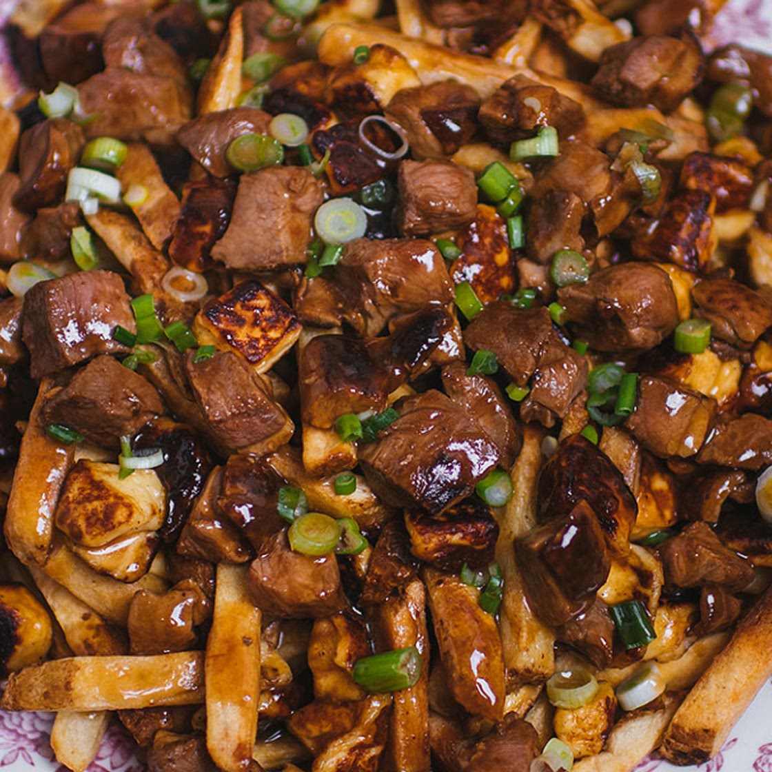 Poutine à la poitrine de canard BBQ et au fromage haloumi