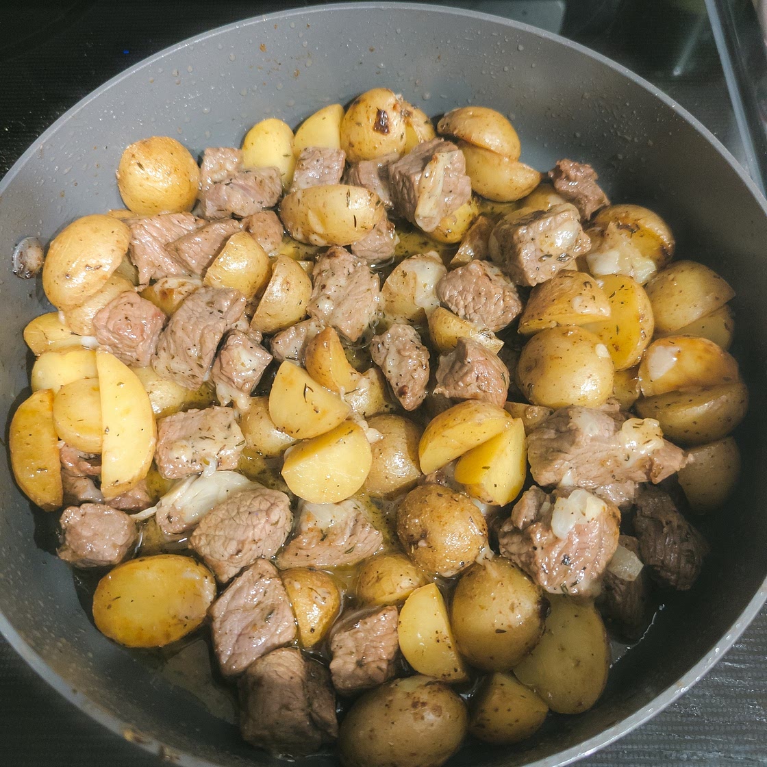 Garlic Butter Steak Bites and Potatoes