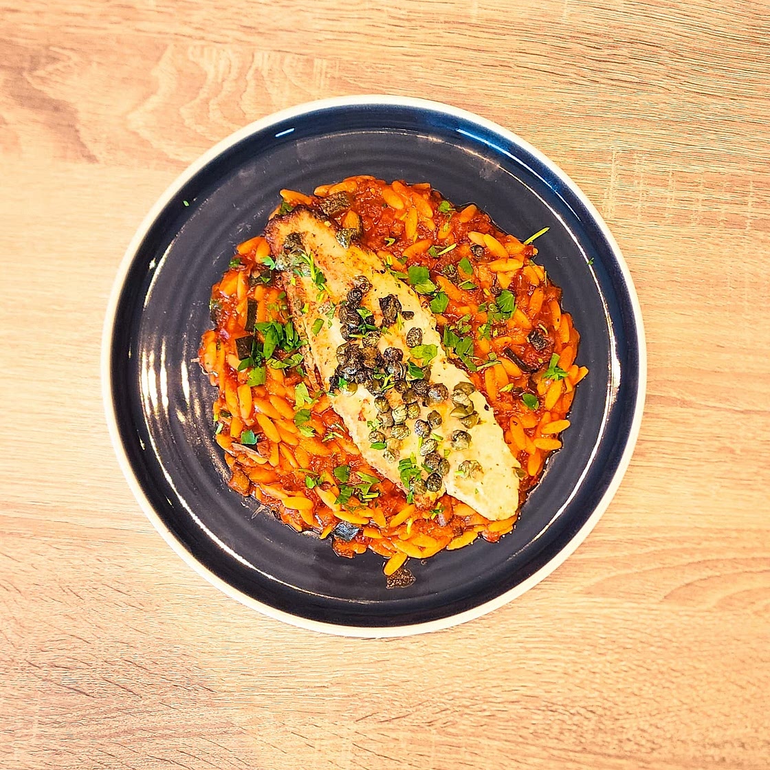 Filet de pangasius au beurre de câpres, orzo tomaté