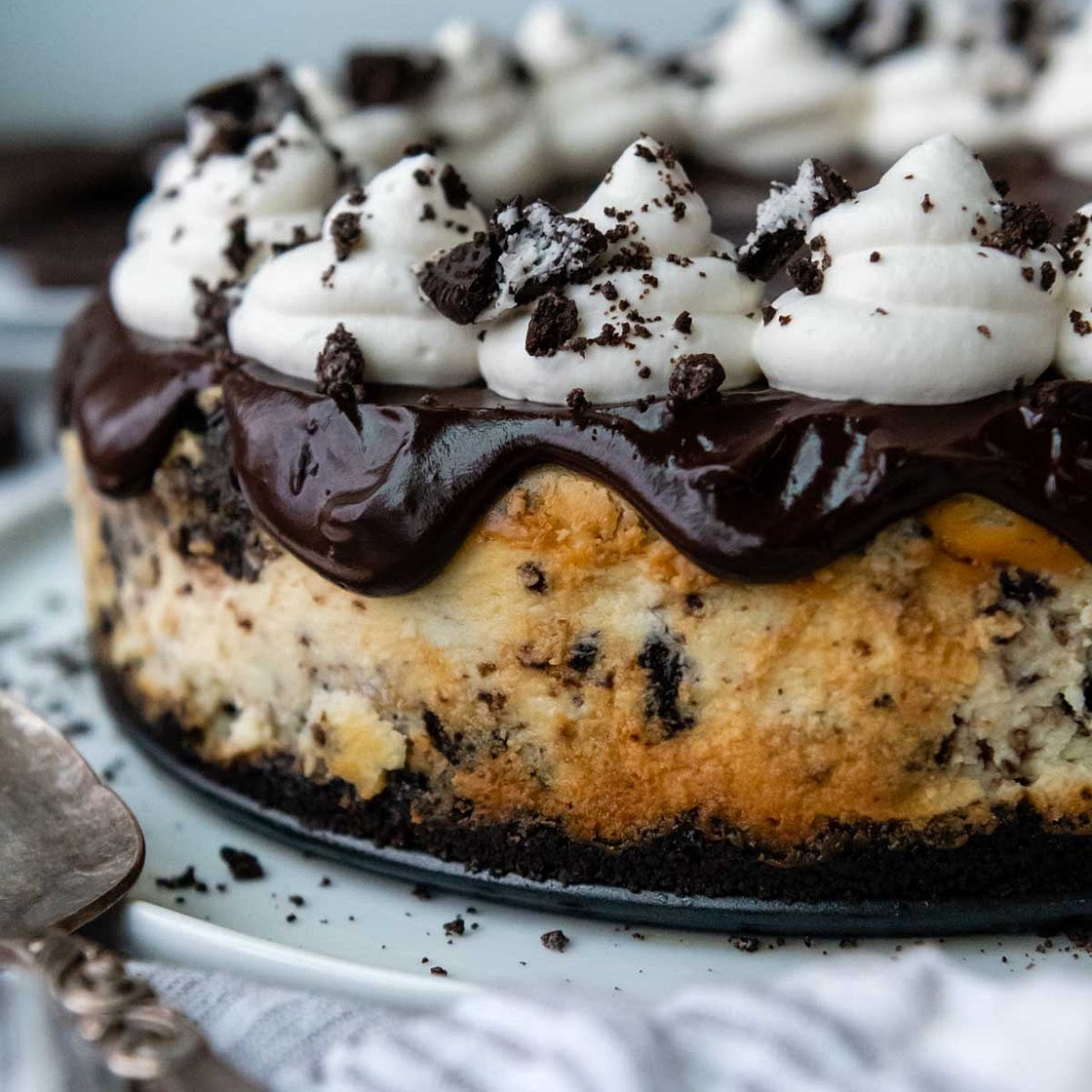 Ultra Creamy Gluten-Free Oreo Cheesecake (Easy)