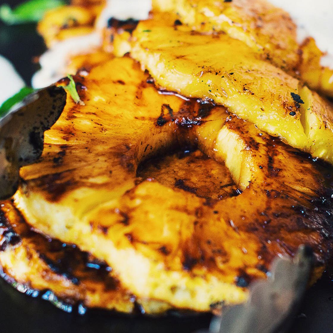 Ananas grillés avec rhum et sirop d’érable