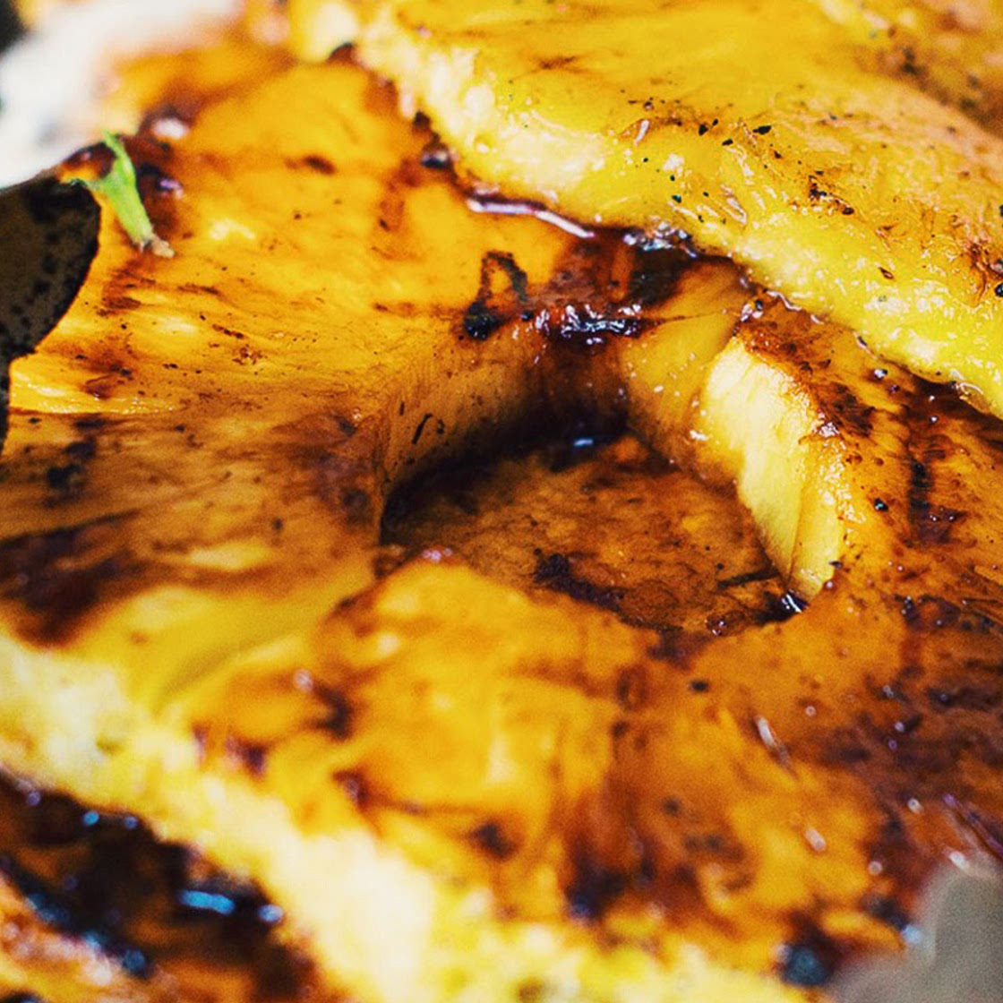 Ananas grillés avec rhum et sirop d’érable