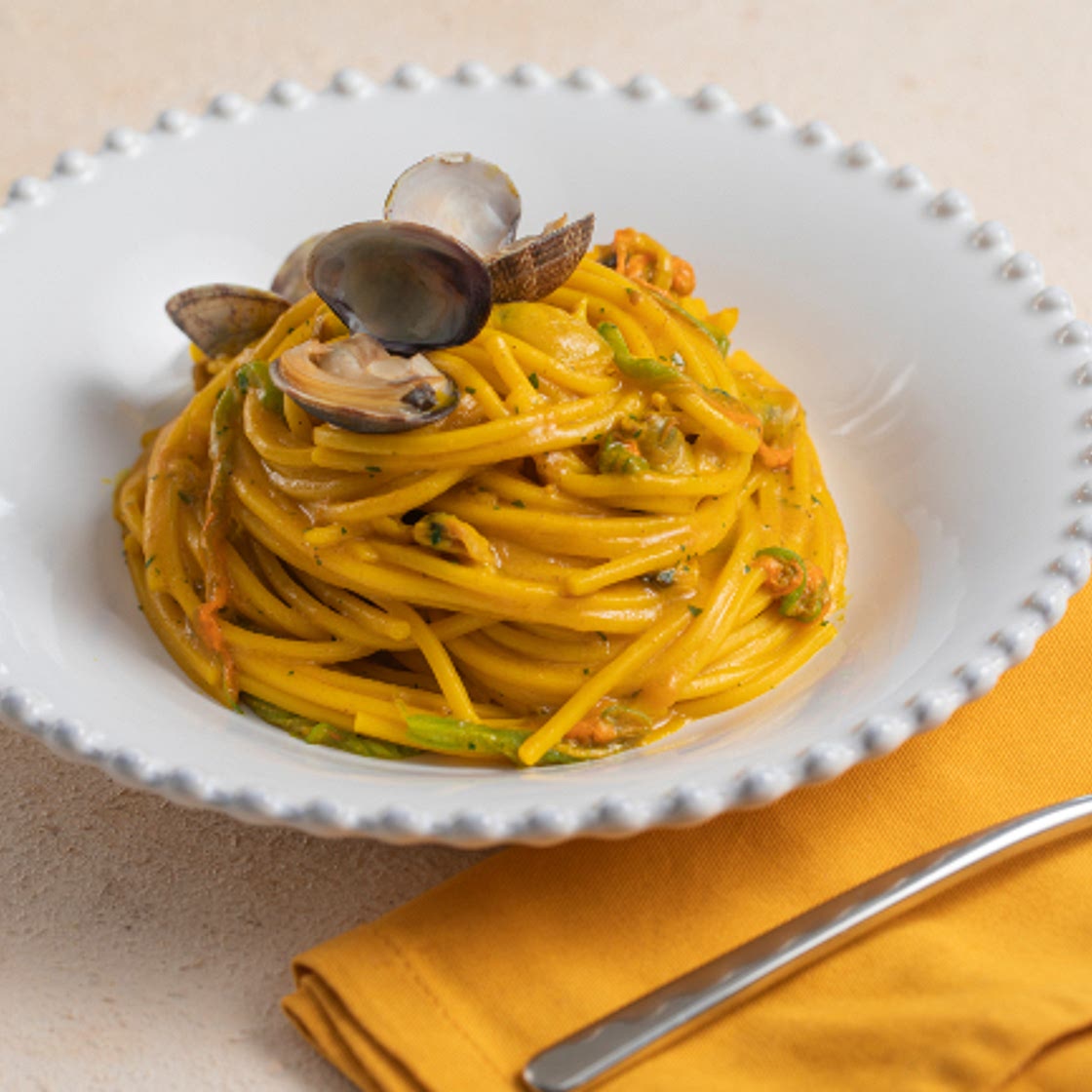 Spaghetti alle vongole con fiori di zucca e zafferano