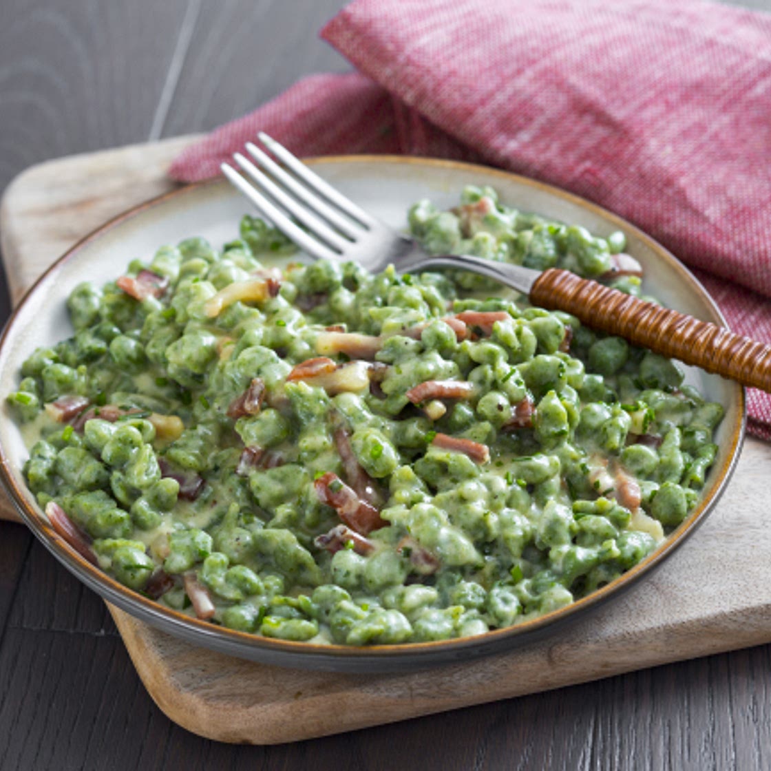 Spätzle di spinaci con speck e panna