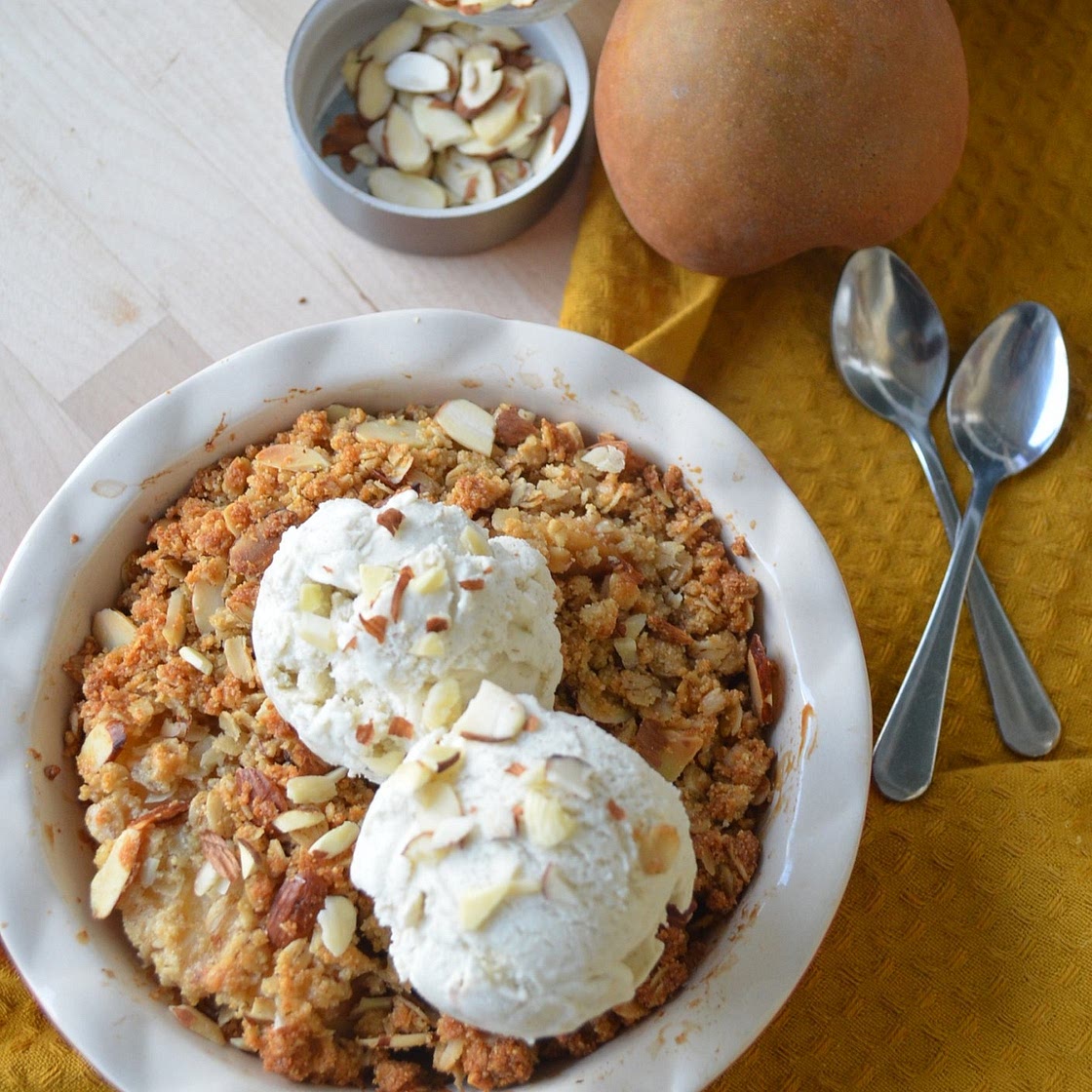 Pear crumble with currants, almond flour and roasted almond flakes (mix van 2 recepten door AI op mijn aanwijzingen)